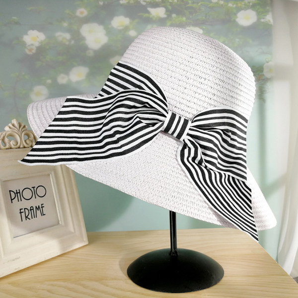 Palarie de dama cu panglica si vizor in dungi