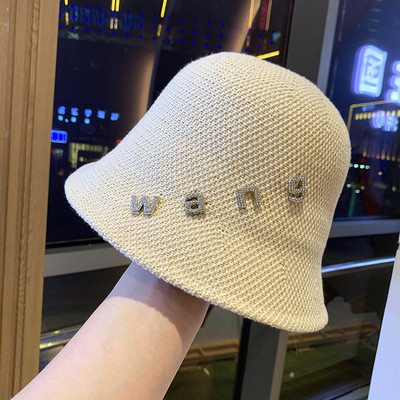 Palarie moderna de dama cu litere metalice - tip pescuit