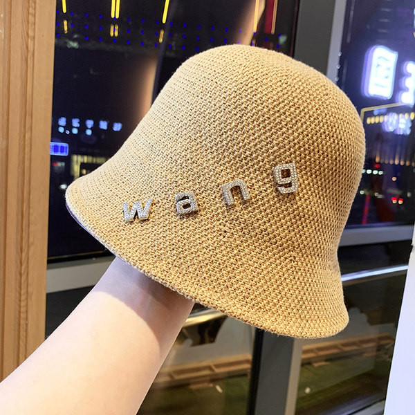 Palarie moderna de dama cu litere metalice - tip pescuit