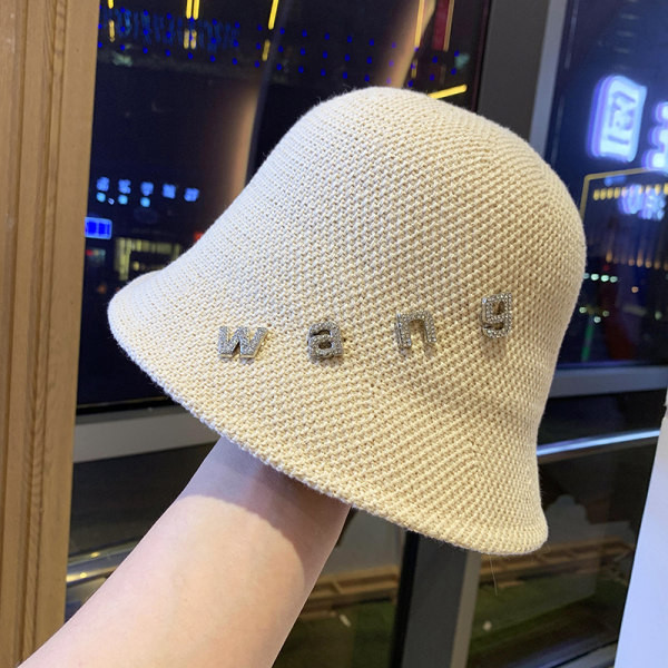 Palarie moderna de dama cu litere metalice - tip pescuit