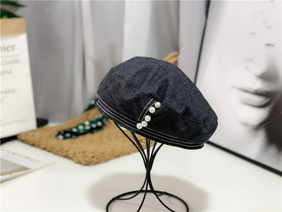 Beretă de damă cu decor de perle