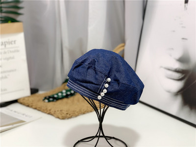 Beretă de damă cu decor de perle