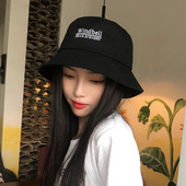 Γυναικείο καπέλο με κεντημένα γράμματα