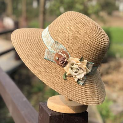 Palarie de dama de vara decorata cu flori si vizor