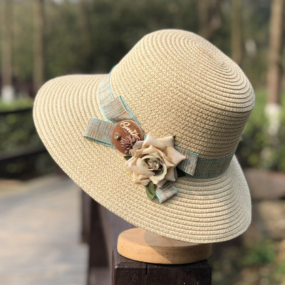 Palarie de dama de vara decorata cu flori si vizor