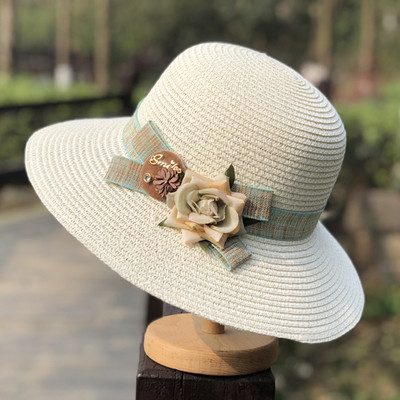 Palarie de dama de vara decorata cu flori si vizor