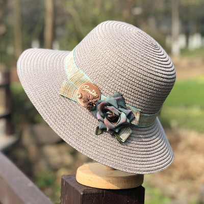 Palarie de dama de vara decorata cu flori si vizor