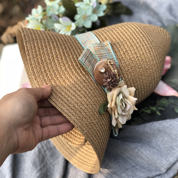 Palarie de dama de vara decorata cu flori si vizor