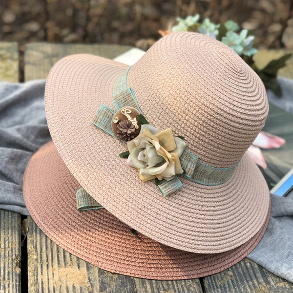 Palarie de dama de vara decorata cu flori si vizor