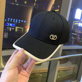 Palarie moderna de dama cu vizor si element metalic