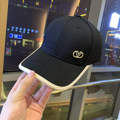 Palarie moderna de dama cu vizor si element metalic