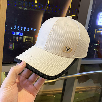 Palarie moderna de dama cu vizor si element metalic