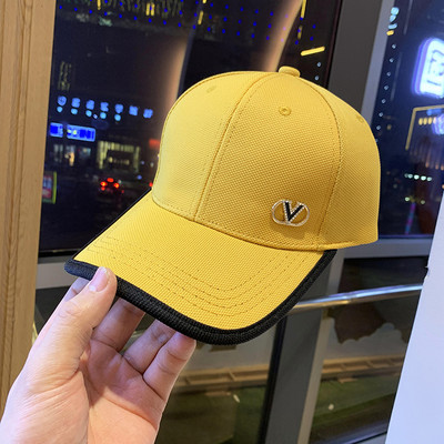 Palarie moderna de dama cu vizor si element metalic