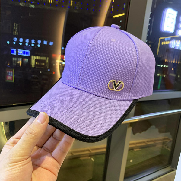 Palarie moderna de dama cu vizor si element metalic