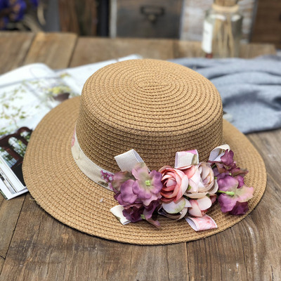 Pălărie de paie de damă cu decor floral