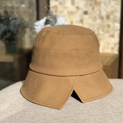 Pălărie de damă într-o singură culoare potrivită pentru vară