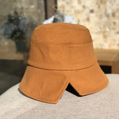 Pălărie de damă într-o singură culoare potrivită pentru vară