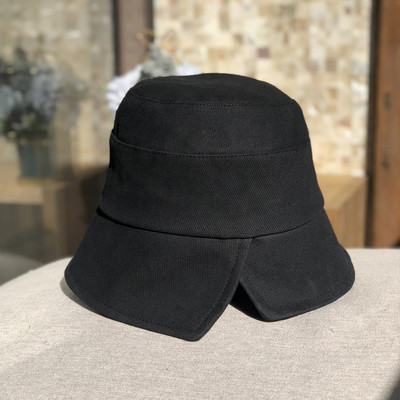 Pălărie de damă într-o singură culoare potrivită pentru vară