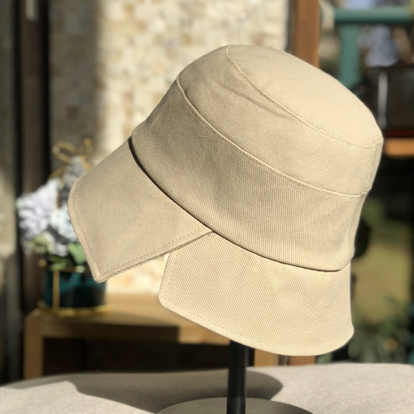 Pălărie de damă într-o singură culoare potrivită pentru vară