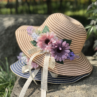 Ριγέ γυναικείο καπέλο με τρισδιάστατα λουλούδια