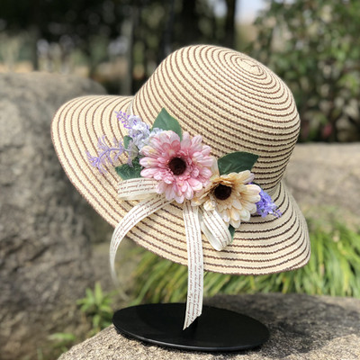 Ριγέ γυναικείο καπέλο με τρισδιάστατα λουλούδια