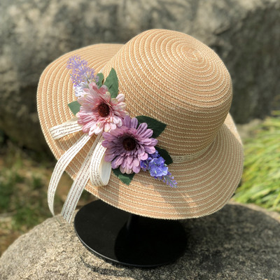 Ριγέ γυναικείο καπέλο με τρισδιάστατα λουλούδια