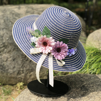Ριγέ γυναικείο καπέλο με τρισδιάστατα λουλούδια