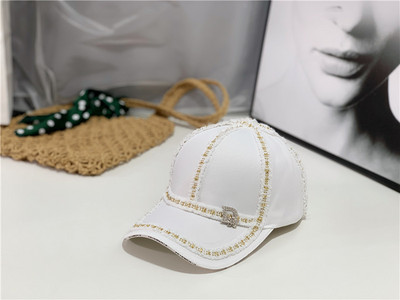 Palarie de dama cu vizor si decor metalic