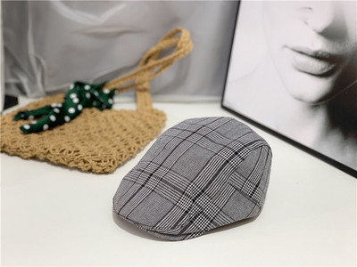 Beretă în carouri pentru femei în stil retro