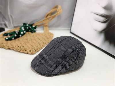 Beretă în carouri pentru femei în stil retro