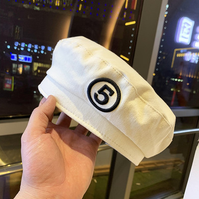 Moderna ženska kapa s vezom - tip beretke