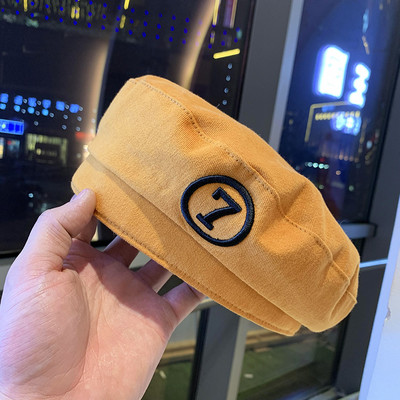 Moderna ženska kapa s vezom - tip beretke