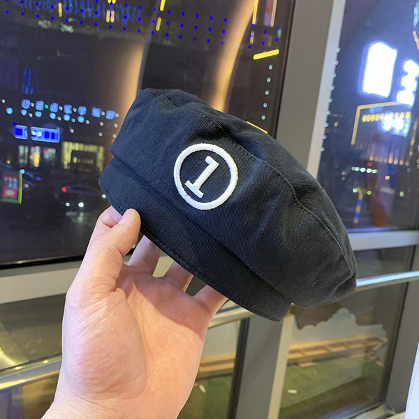 Moderna ženska kapa s vezom - tip beretke