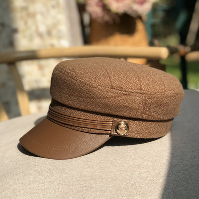 Γυναικείο καπέλο τύπου τραγιάκα με γείσο από οικολογικό δέρμα