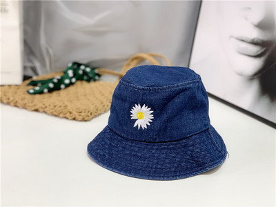 Pălărie din blugi de pescar cu margaretă brodată