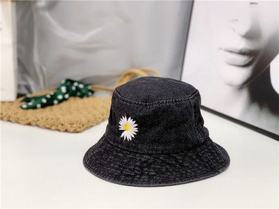 Pălărie din blugi de pescar cu margaretă brodată