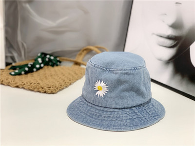 Pălărie din blugi de pescar cu margaretă brodată