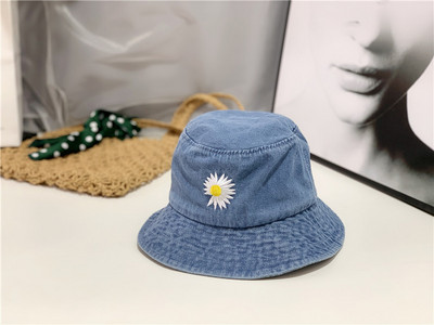 Pălărie din blugi de pescar cu margaretă brodată
