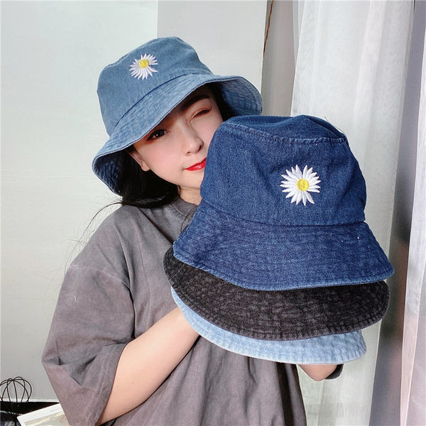 Pălărie din blugi de pescar cu margaretă brodată