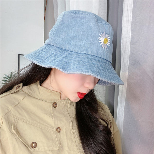 Pălărie din blugi de pescar cu margaretă brodată