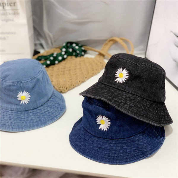 Pălărie din blugi de pescar cu margaretă brodată