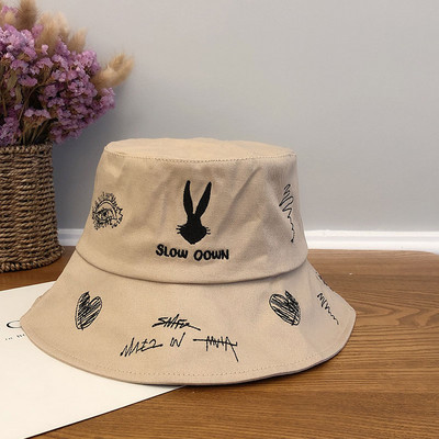 Palarie de dama cu inscriptie si aplicatie