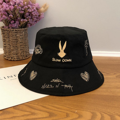 Palarie de dama cu inscriptie si aplicatie