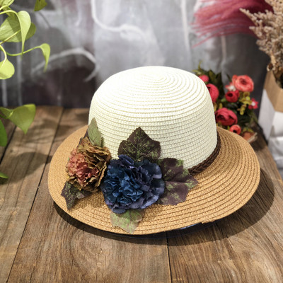 Palarie de vara de dama decorata cu flori si vizor
