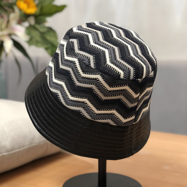 Palarie de dama in negru si maro