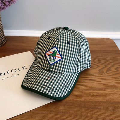 Palarie dama in carouri cu broderie