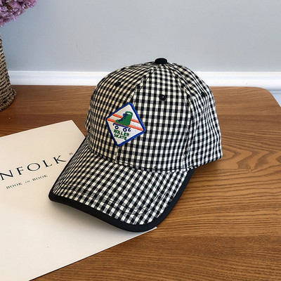 Palarie dama in carouri cu broderie