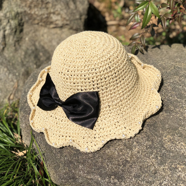 Palarie de dama decorata cu perle si panglica