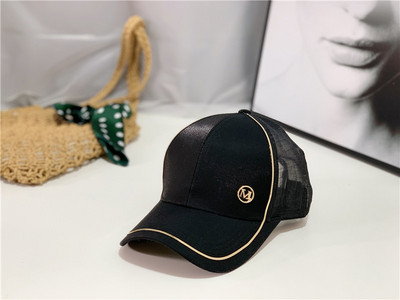 Pălărie cu vizor cu parte din plasă și decor metalic