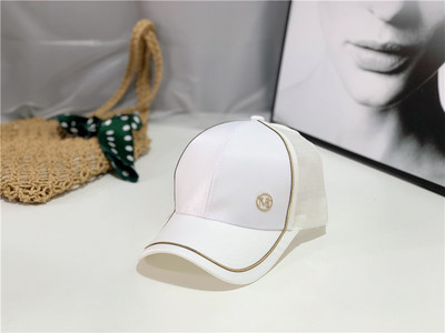 Pălărie cu vizor cu parte din plasă și decor metalic